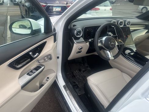 Used 2025 Mercedes-Benz GLC 300 4MATIC image 21