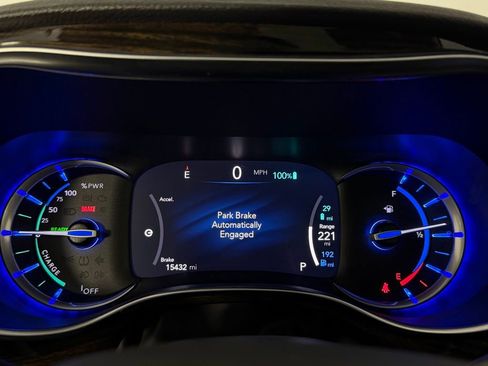 Used 2023 Chrysler Pacifica Limited w/ Uconnect Theater Family Group image 14