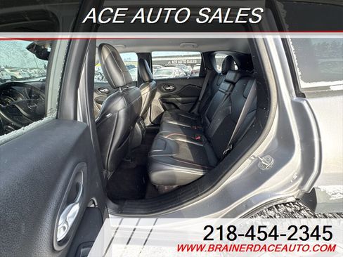 Used 2019 Jeep Cherokee Trailhawk w/ Cold Weather Group image 15