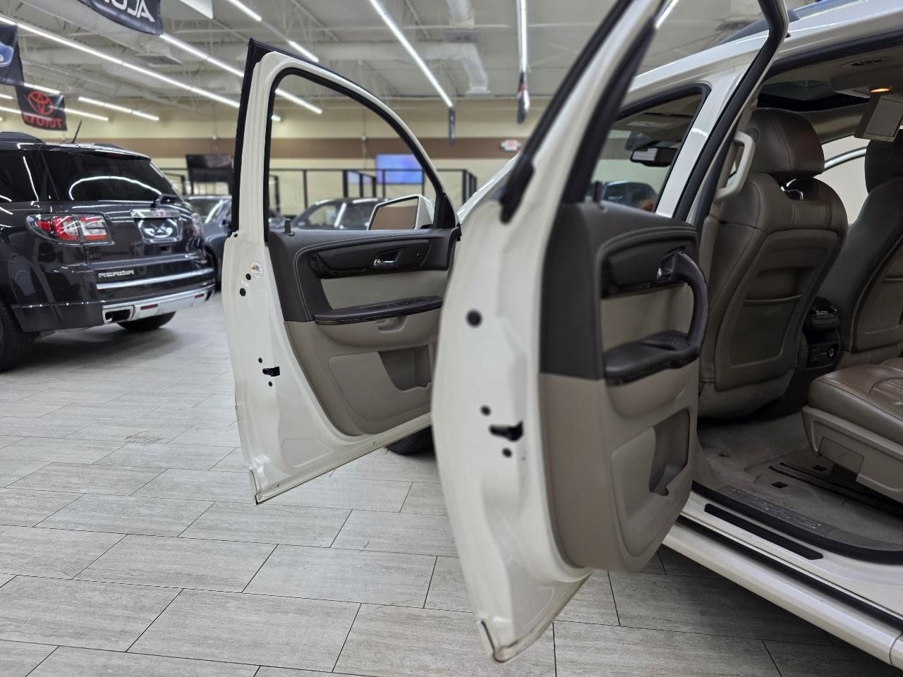 Used 2013 GMC Acadia Denali FWD image 16