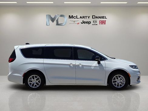 Used 2025 Chrysler Pacifica Select FWD image 6
