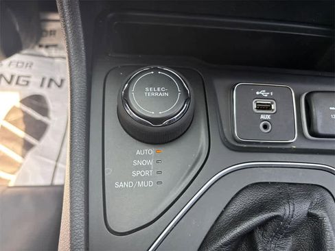 Used 2022 Jeep Cherokee Latitude w/ Comfort Safety Group image 24