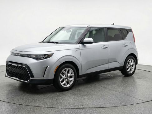 Used 2025 Kia Soul LX w/ LX Technology Package image 3