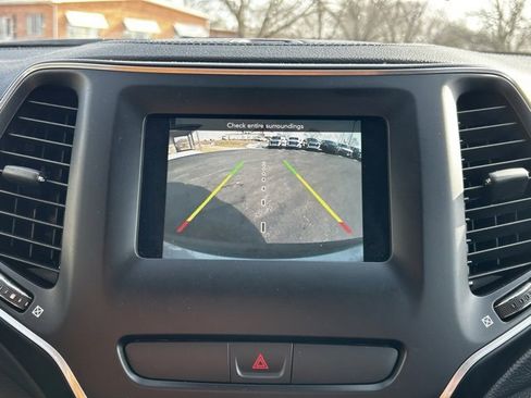 Used 2019 Jeep Cherokee Latitude w/ Cold Weather Group image 40