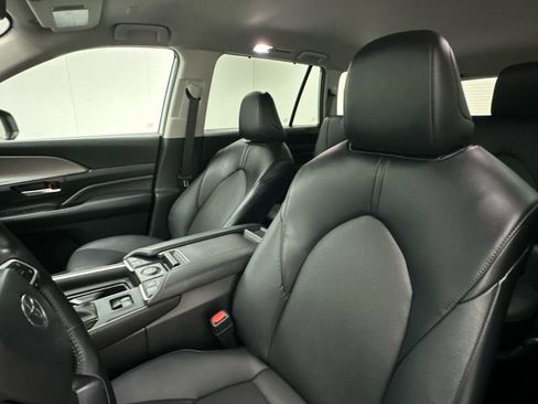 Certified 2024 Toyota Grand Highlander AWD image 9