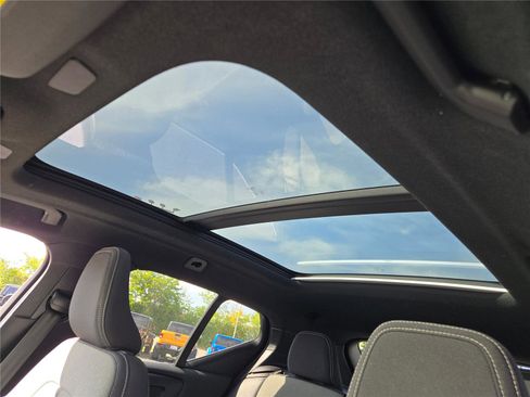 Used 2024 Volvo XC40 B5 Core image 30