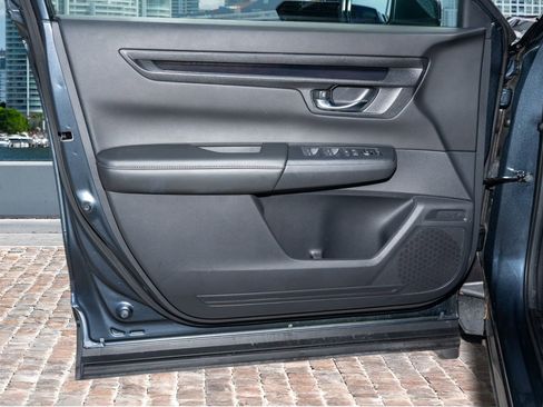 Used 2025 Honda CR-V LX image 11