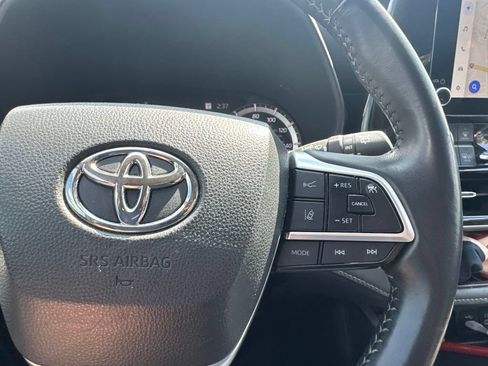 Used 2024 Toyota Highlander LE AWD/4WD image 21