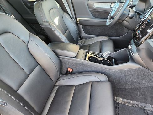 Used 2023 Volvo XC40 B5 Ultimate image 4