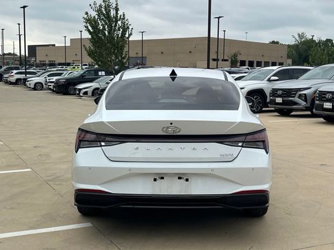 Certified 2021 Hyundai Elantra Limited FWD image 11