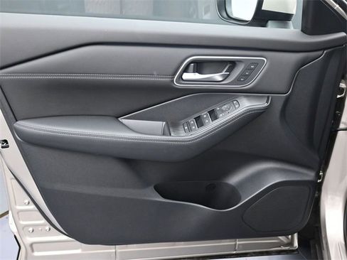 New 2025 Nissan Rogue Platinum w/ Platinum Premium Package image 16