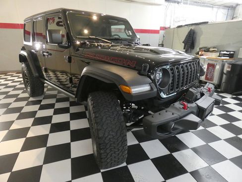 Used 2024 Jeep Wrangler Unlimited Rubicon w/ XTREMEE 35" Tire Package image 3