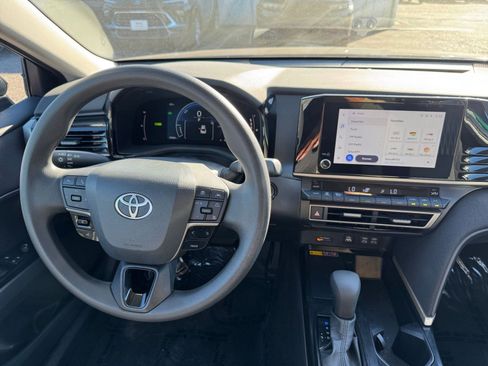 Used 2025 Toyota Camry LE image 33