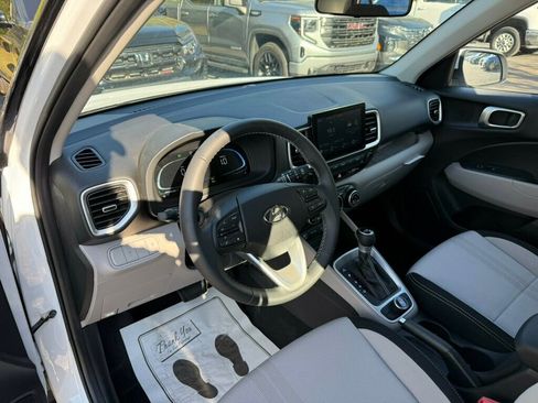 Used 2025 Hyundai Venue SEL image 3