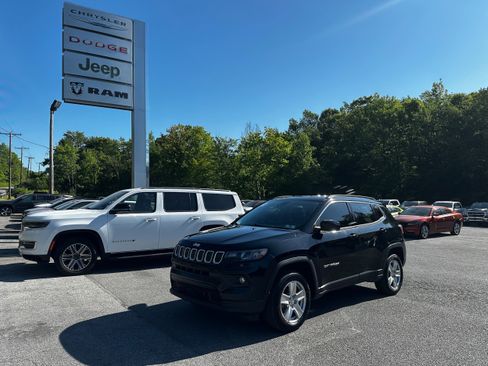 Used 2022 Jeep Compass Latitude w/ Convenience Group AWD/4WD image 1
