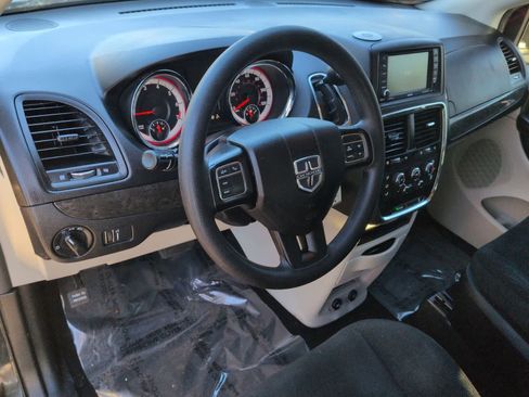 Used 2019 Dodge Grand Caravan SE w/ UConnect Hands-Free Group image 10