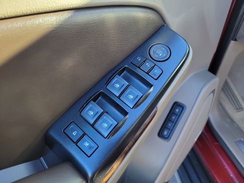 Used 2018 Chevrolet Suburban LT w/ Luxury Package image 19