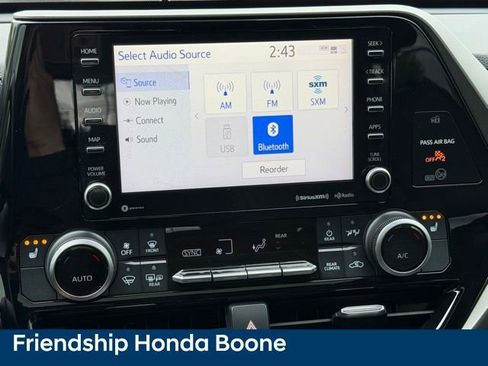 Used 2020 Toyota Highlander XLE AWD/4WD image 26