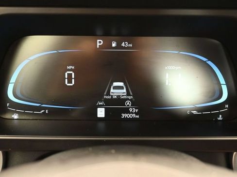 Used 2025 Hyundai Elantra SE FWD image 36