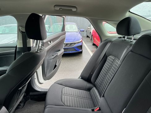 Used 2025 Nissan Versa SV FWD image 34
