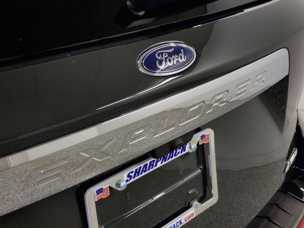 Used 2023 Ford Explorer XLT AWD/4WD image 25