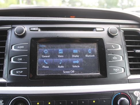 Used 2019 Toyota Highlander LE FWD image 36