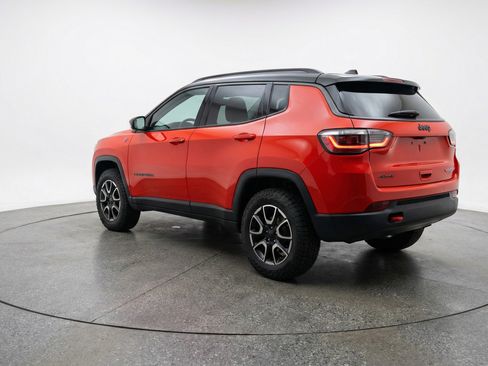 Used 2025 Jeep Compass Trailhawk AWD/4WD image 6