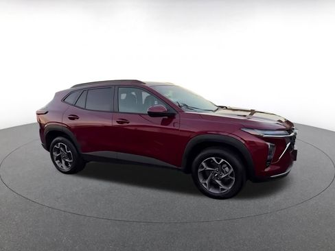 Used 2025 Chevrolet Trax LT image 2