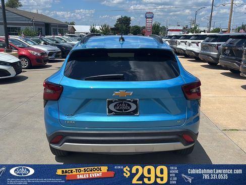 Used 2025 Chevrolet Trax LT w/ Sunroof Package FWD image 5