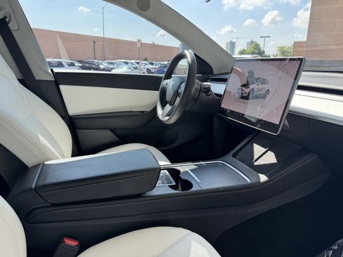 Used 2022 Tesla Model Y Long Range image 38