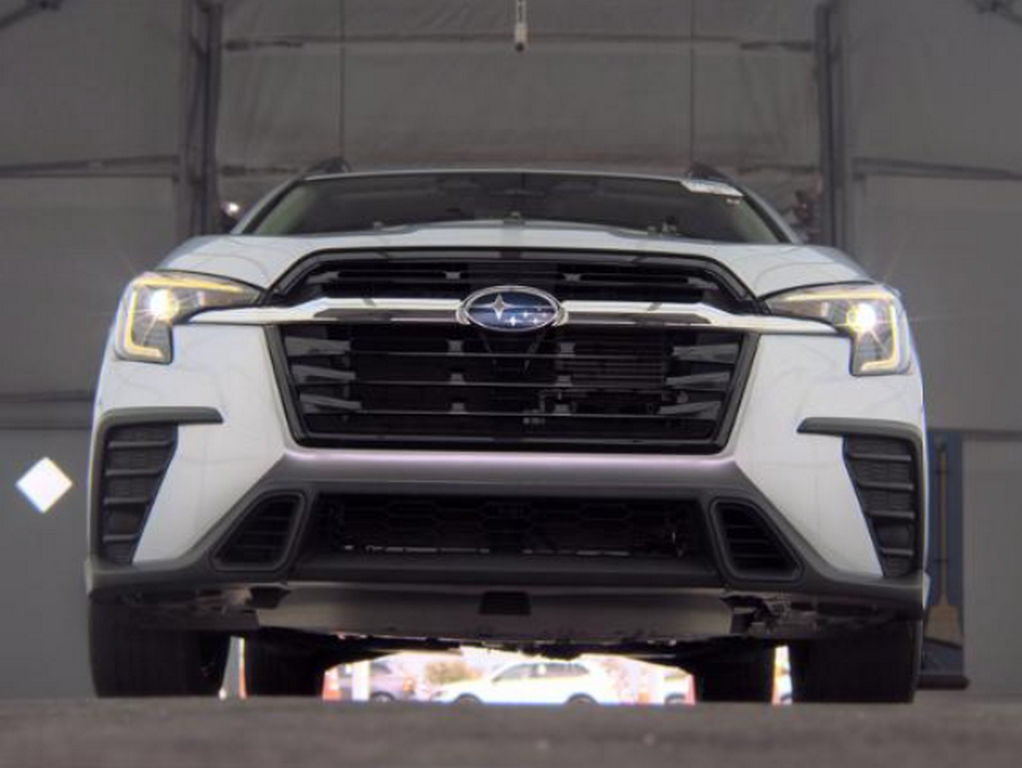 Used 2023 Subaru Ascent Premium w/ Convenience Package AWD/4WD image 4