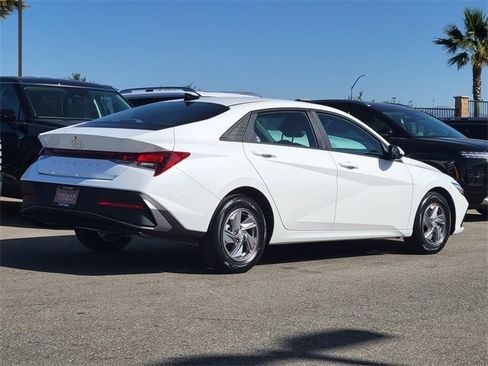 New 2026 Hyundai Elantra SE image 2