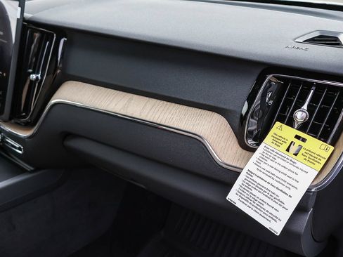 New 2027 Volvo XC60 B5 Plus AWD/4WD image 17
