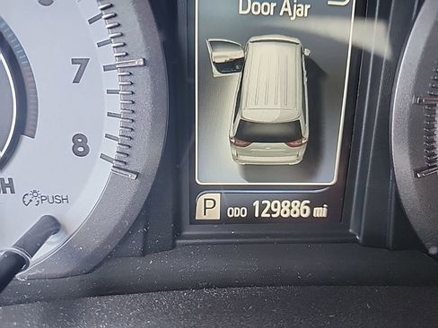 Used 2017 Toyota Sienna SE Premium FWD image 2