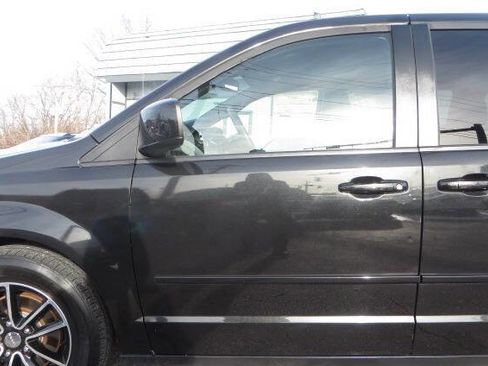 Used 2015 Dodge Grand Caravan SXT w/ Blacktop Package image 29