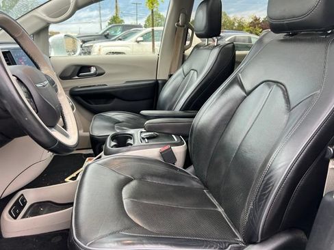 Used 2019 Chrysler Pacifica Limited FWD image 23