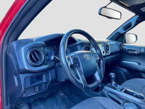 Used 2016 Toyota Tacoma TRD Sport image 9