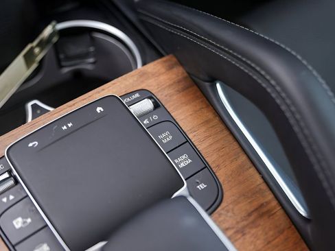 Used 2024 Mercedes-Benz GLS 580 4MATIC image 20