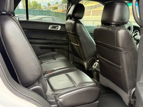 Used 2014 Ford Explorer XLT w/ Equipment Group 202A AWD/4WD image 21