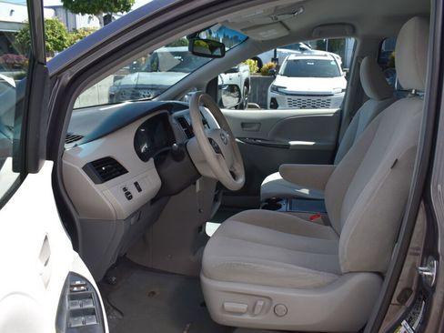 Used 2014 Toyota Sienna LE FWD image 18