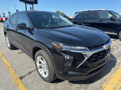 Used 2026 Chevrolet Trax LS w/ LS Convenience Package FWD image 2