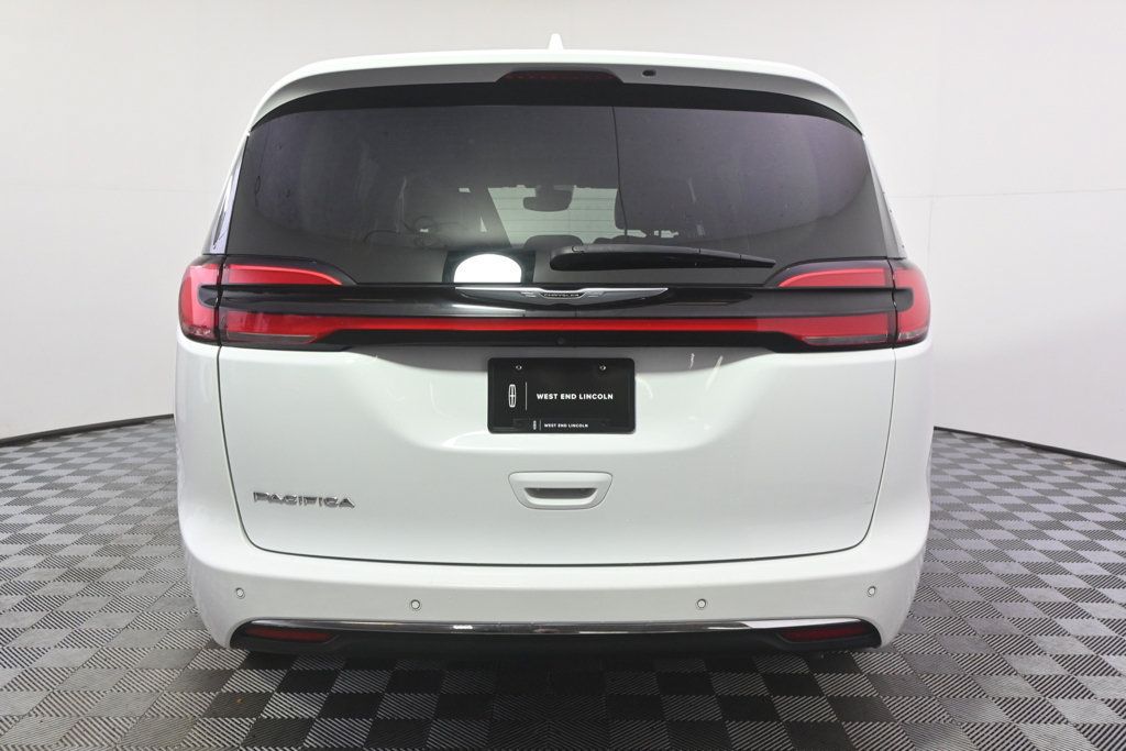 Used 2022 Chrysler Pacifica Touring-L FWD image 5