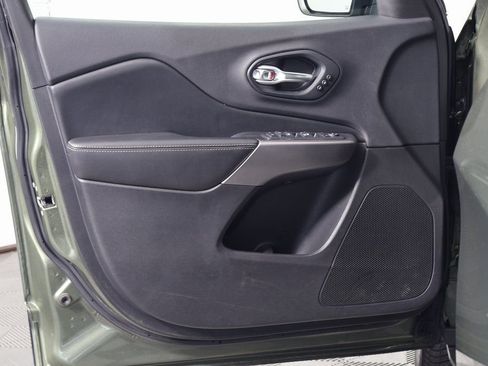 Used 2019 Jeep Cherokee Limited image 12