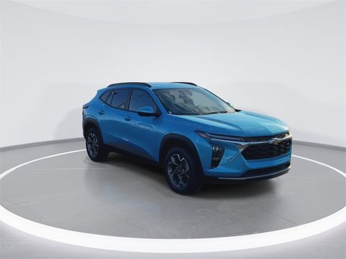 New 2026 Chevrolet Trax LT w/ Driver Confidence Package image 2