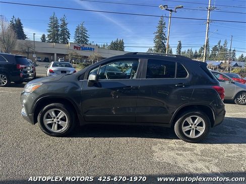 Used 2017 Chevrolet Trax LT w/ Driver Confidence Package image 4