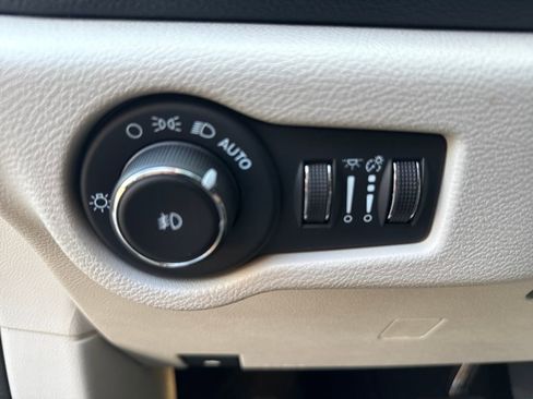 Used 2024 Chrysler Pacifica Limited image 12