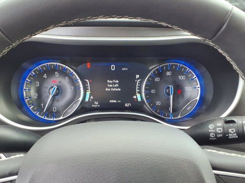 Used 2024 Chrysler Pacifica Touring-L image 20