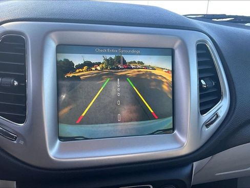 Used 2018 Jeep Compass Latitude w/ Popular Equipment Group AWD/4WD image 19