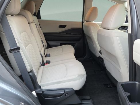 Used 2024 Nissan Pathfinder SV image 14