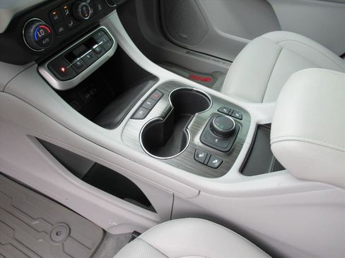 Used 2023 GMC Acadia SLT image 19